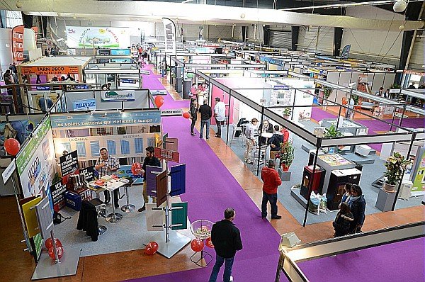 Photo montrant les exposants du salon de l'habitat au parc des expositions de Castres.