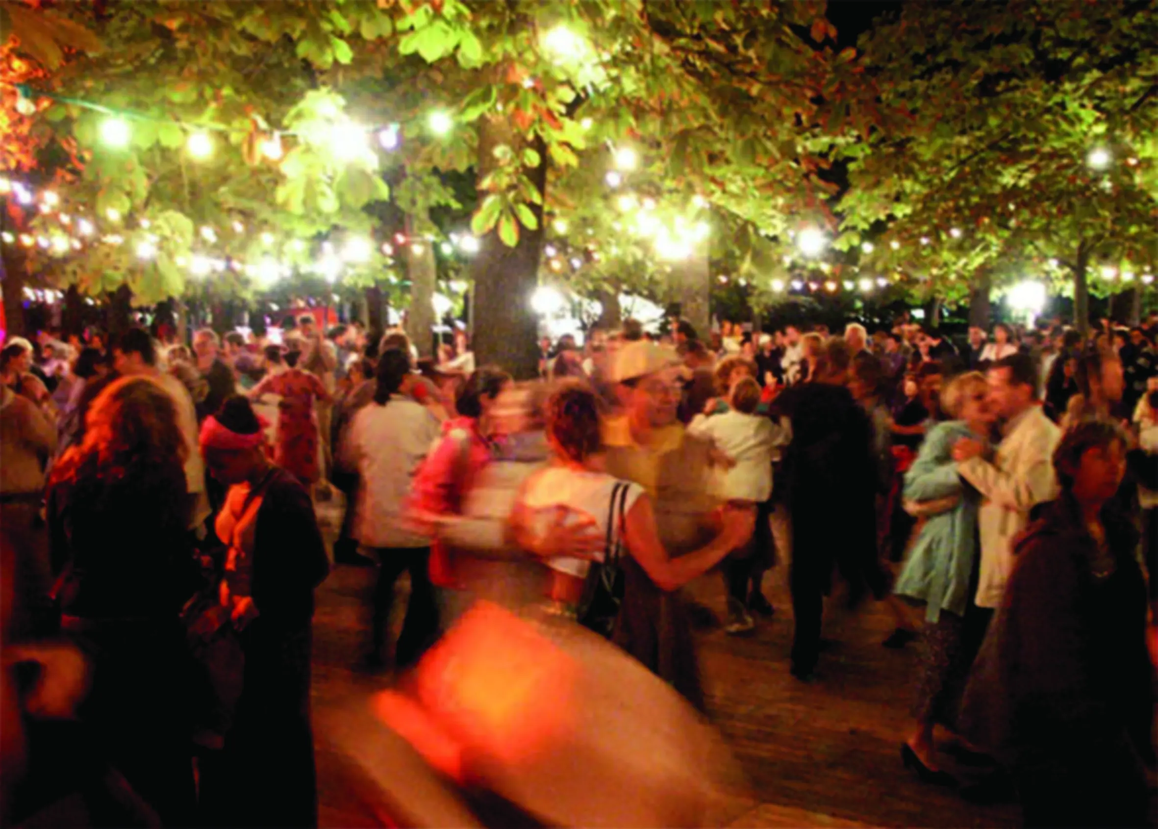 Une foule qui danse lors d'une guinguette flou pour donner un effet de mouvement