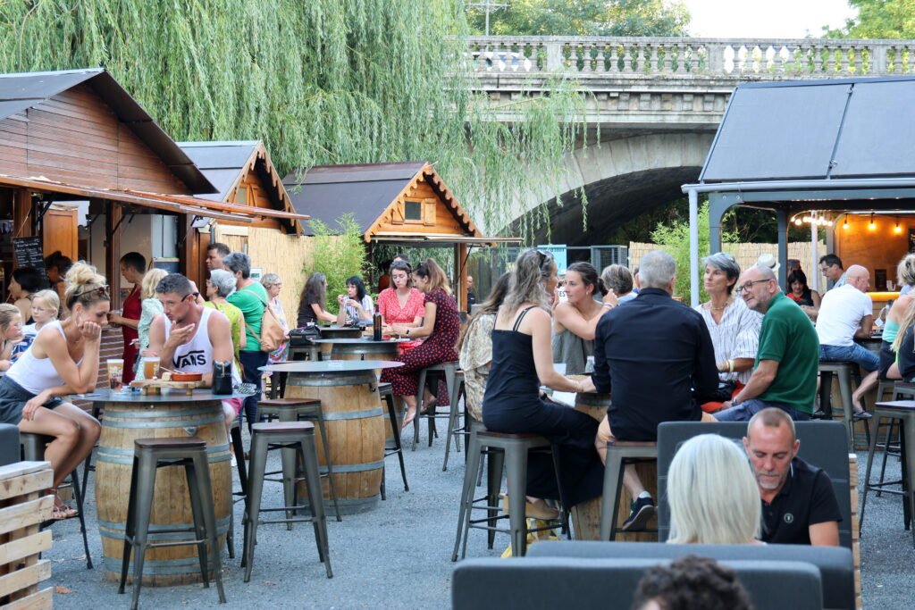 Photo montrant des personnes lors de la guinguette entrain de prendre un verre et manger