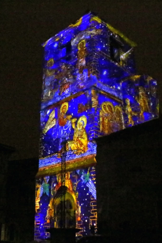 Église saint-Jacques-de-Villegoudou décorée par une fresque avec des personnages religieux dessus