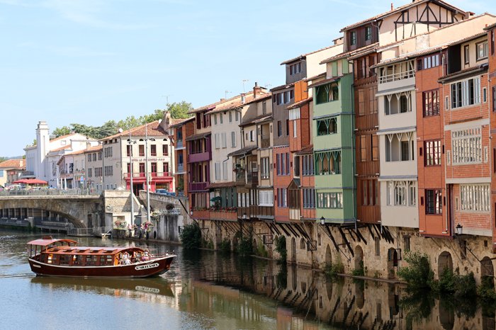 Bateau coche d'eau sur l'Agout à côté des maisons sur l'Agout