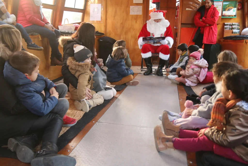 Photo montrant le père noël en train de lire une histoire lors d'une balade sur le coche d'eau