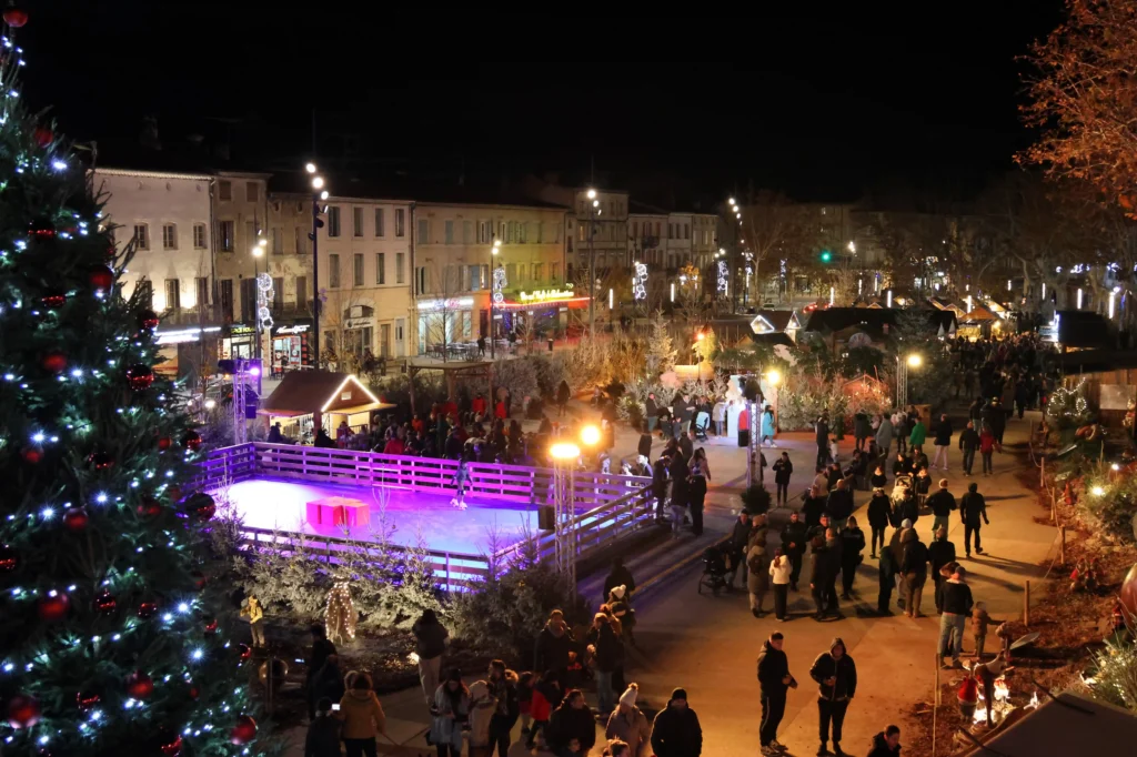 Photo du marché de noël sur la place Soult ou l'on voit la piste de patin à roulettes.