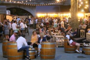 Foule nocturne de la Guinguette