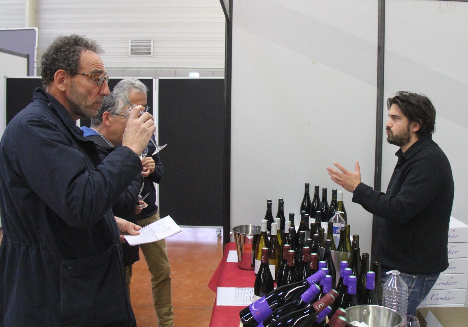 Deux hommes en dégustation de vin
