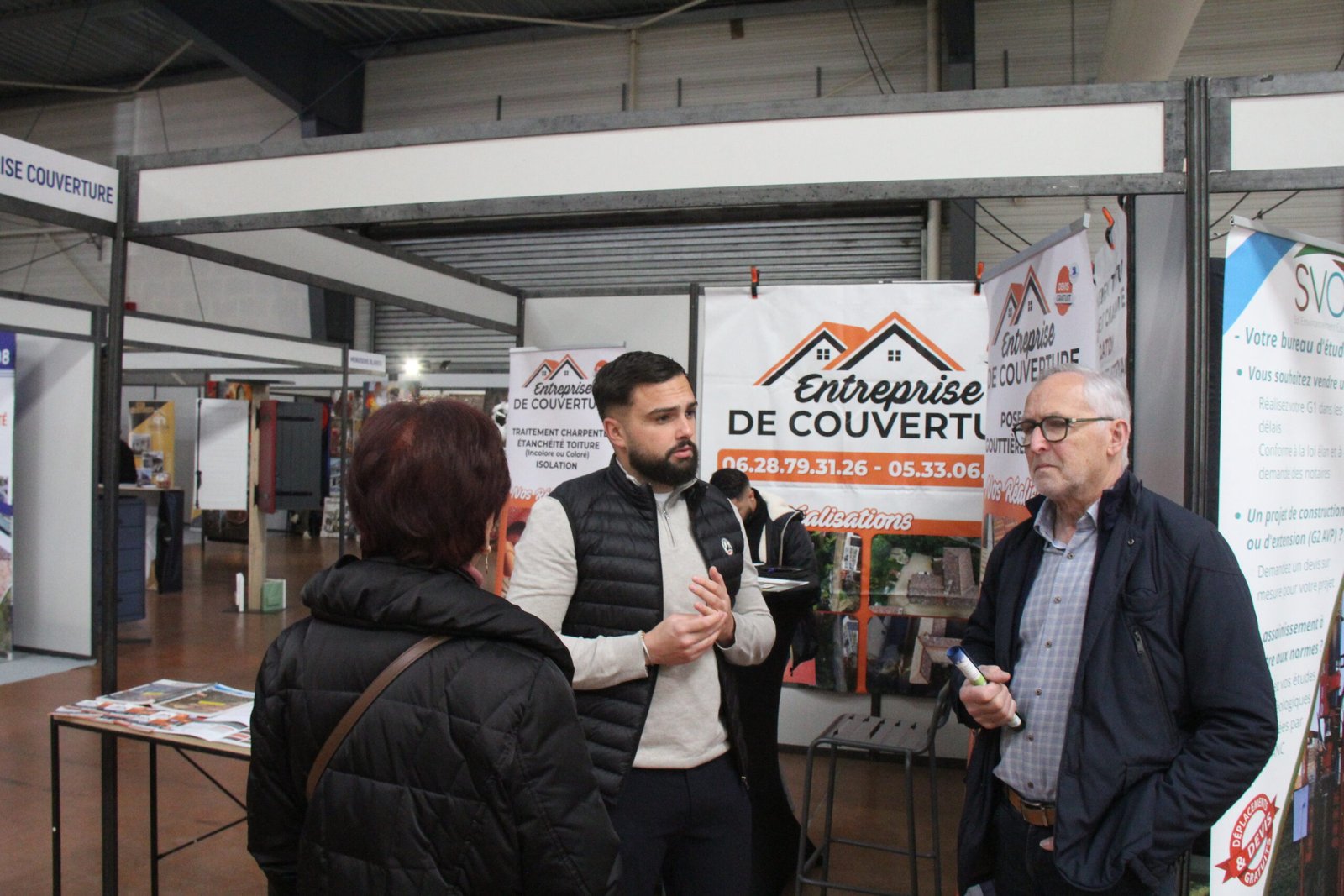 Trois personnes qui discutent au salon de l'habitat