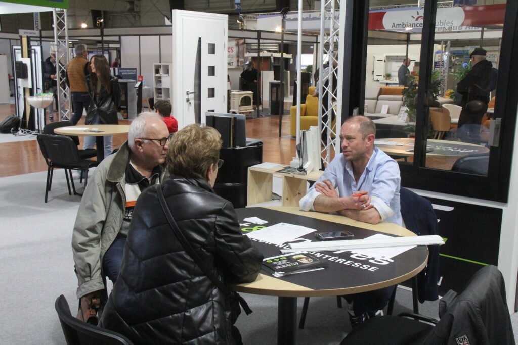 trois personnes en rendez-vous professionnel pour le salon de l'habitat